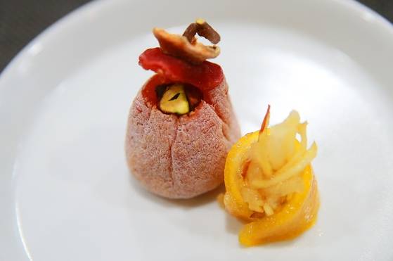 곶감쌈과 유자말이는 색이 고와 쉽게 손이 가지 않는다. [사진=임상진 SL안과 원장]