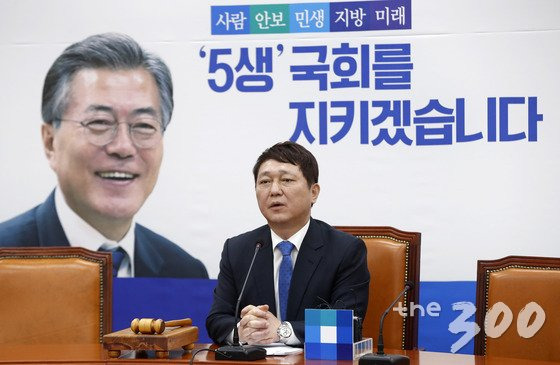 최재성 더불어민주당 정당발전위원장이 29일 서울 여의도 국회에서 기자간담회를 갖고 취재진의 질의에 답하고 있다. 2017.12.29/뉴스1  <저작권자 © 뉴스1코리아, 무단전재 및 재배포 금지>