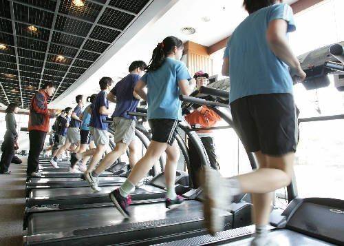 <사진>요즘 겨우내 춥다는 핑계로 다소 게을러졌던 몸을 추스리기 위해 헬스클럽 등에서 운동을 시작하는 사람이 많다. 하지만 여드름으로 고생하는 사람을 적지 않게 볼 수 있다. 운동 후 흘린 땀을 제대로 씻어 주지 않으면 여드름을 유발할 수 있다. [헤럴드경제DB]