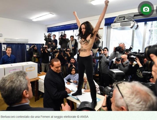 실비오 베를루스코니 전 이탈리아 총리가 4일 밀라노의 총선 투표소에서 반라 여성의 항의 시위에 직면했다. 이 여성의 몸통에 '베를루스코니, 당신은 기한이 만료됐어'라는 문구가 적혀있다. [ANSA통신 홈페이지 캡처]