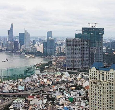 지난해 7월 베트남 호찌민 시내 전경. 건설 중인 아파트가 현재 베트남에서 가격이 가장 비싼‘골든리버(Golden River)’다. 2900여 가구가 입주할 예정인 이 아파트의 평당 분양가는 1800만원 정도다. /VI프로퍼티JSC 제공