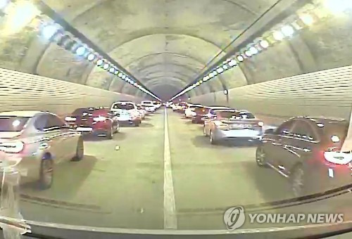 지난 2015년 6월 21일 오후 울산시 북구 어물동 무룡터널에서 발생한 6중 추돌사고 때 현장으로 출동하는 구급차에 차들이 길을 양보하는 모습. 사진은 구급차 블랙박스 영상을 캡처한 것. [울산동부소방서 제공=연합뉴스]