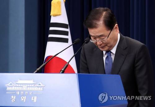 정의용 대북특사단장, "잘 다녀오겠습니다" (서울=연합뉴스) 배재만 기자 = 문재인 대통령의 대북특별사절단으로 서해 직항로를 이용해 평양으로 가는 정의용 대북특사 단장이 5일 오전 춘추관을 방문, 출국 인사를 하고 있다. scoop@yna.co.kr