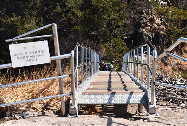 수직으로 떨어지는 계단. 방광이 쫄깃쫄깃, 지리는 줄 알았다.
