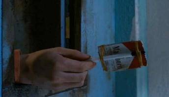 교도소 재소자가 브랜드 이미지가 명확하게 나오는 담배 제품을 보여주는 영화 속 장면. [자료 노진원 교수]