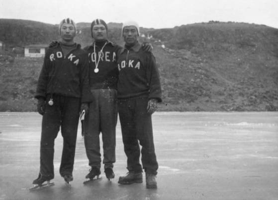 한탄강에서 육군 빙상부 시절 촬영한 사진. 왼쪽부터 조윤식, 평창남, 장영 선수. 조 선수는 1953년 핀란드 헬싱키 세계선수권 대회에 참가하기도 했다. 전쟁 중이었지만 군의 사기 함양을 위해 어려운 상황에서도 출전했다. [사진 국가기록원]