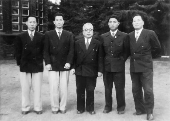 마지막 황태자였던 영친왕(가운데). 도쿄를 경유하는 한국 빙상 선수들을 자택으로 불러 격려했다. [사진 국가기록원]