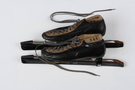 이탈리아 코르티나 동계올림픽에서 사용했던 조윤식 선수의 스케이트. [사진 국가기록원]