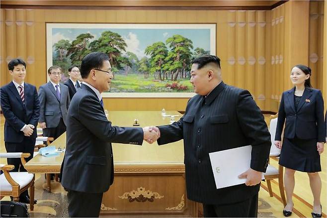 정의용 청와대 국가안보실장과 김정은 위원장이 악수를 나누고 있다 (사진=청와대 제공)