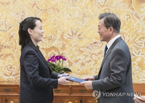 [올림픽] 북한 김정은 위원장 친서 전달받는 문 대통령 (서울=연합뉴스) 김주형 기자 = 문재인 대통령이 10일 오전 청와대에서 김정은 북한 노동당 위원장의 여동생 김여정 노동당 중앙위 제1부부장에게 김정은 위원장의 친서를 받고 있다. 2018.2.10   kjhpress@yna.co.kr  (끝)