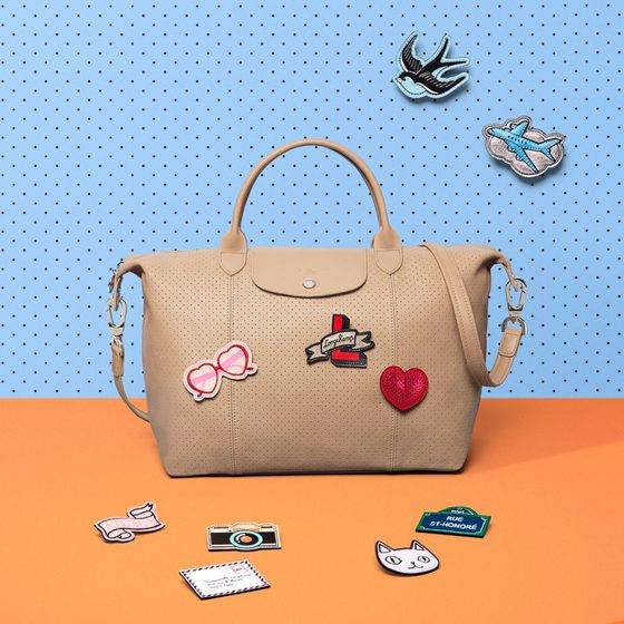 가방에 미세한 구멍이 뚫려있어 소재를 보호하면서도 다양한 장식을 붙일 수 있도록 했다. [사진 롱샴]