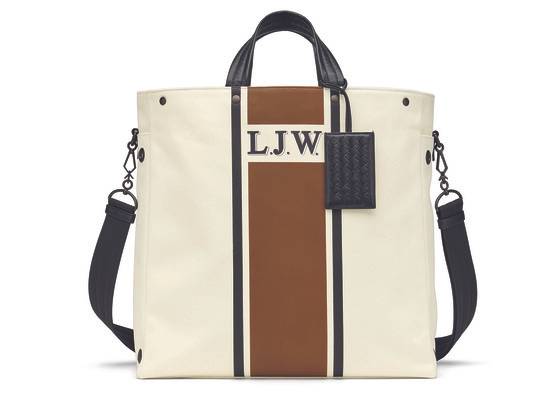 디자인 단계부터 로고 대신 구매자의 이름 이니셜을 새길 수 있도록 자리를 비우고 출시된 백. [사진 보테가 베네타]