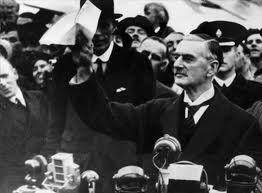 아돌프 히틀러의 요구대로 체코슬로바키아의 주데텐란트를 넘기는 내용의 뮌헨협정에 서명한 네빌 체임벌린 영국 총리가 1938년 9월30일 헤스톤 공항으로 귀국한 뒤 마중 나온 군중 앞에서 협정문을 보여주고 있다. 체임벌린은 적의 도발을 반드시 분쇄하겠다는 강력한 의지를 보이지 않고 유화적으로 평화를 애걸하면 오히려 비극을 초래한다는 역사적인 교훈을 남겼다.[중앙포토]