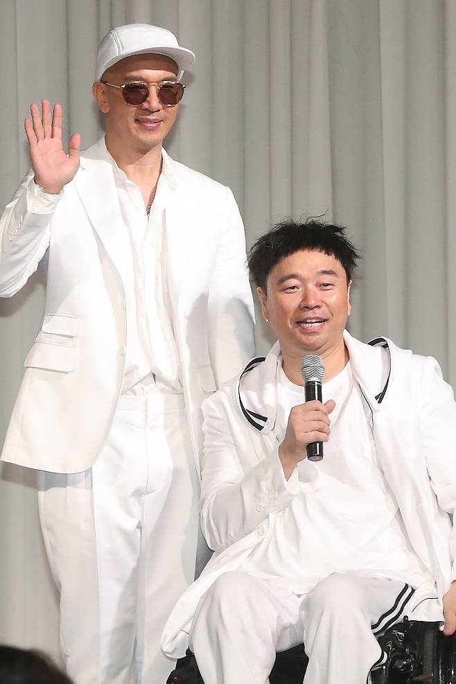 그룹 클론의 구준엽과 강원래. 사진은 클론이 지난해 6월 29일 오후 서울 서초구 더리버사이드호텔에서 열린 20주년 기념 앨범 ‘위 아’(We Are) 발매 기념 기자간담회에 참석하고 있는 모습. [연합뉴스]