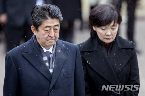 【빌뉴스=AP/뉴시스】아베 신조 일본 총리와 부인 아키에 여사가 14일(현지시간) 리투아니아 빌뉴스의 안타칼니스 국립묘지를 방문해 참배하고 있다. 2018.1.14