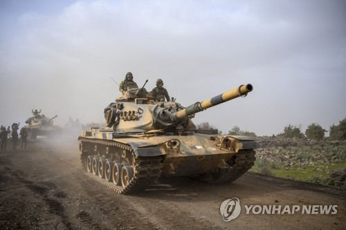 시리아 아프린으로 진격하는 터키군 탱크 [AP=연합뉴스]