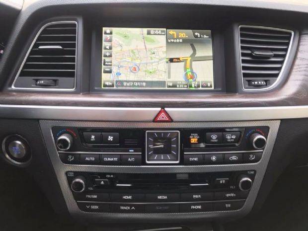 8인치 디스플레이가 들어가는 제네시스 G80 디젤 실내 대시보드 (사진=지디넷코리아)