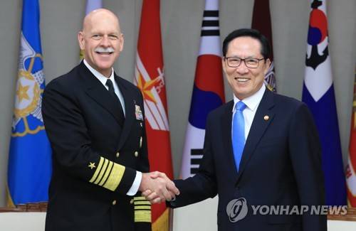 미 태평양함대 사령관과 악수하는 송영무 장관 (서울=연합뉴스) 서명곤 기자 = 송영무 국방장관이 8일 오전 서울 용산구 국방부에서 스콧 스위프트 미  태평양함대사령관과 악수하고 있다.       seephoto@yna.co.kr