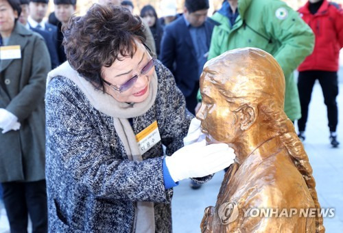 작년 12월 대구대 평화의 소녀상 제막식 행사에 참석한 이용수 할머니 (자료사진)