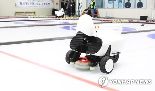 투구하는 컬링 로봇 '컬리' (이천=연합뉴스) 홍기원 기자 = 8일 오후 경기도 이천시 대한장애인체육회 이천훈련원에서 열린 '인공지능 컬링로봇 경기 시연회'에서 인공지능 컬링로봇 '컬리'가 투구를 하고 있다.     xanadu@yna.co.kr