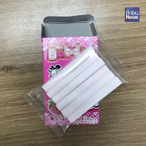 담배사탕은 담배곽과 비슷한 외형에 포장을 뜯으면 담배 개비와 유사한 하얀색 막대 모양의 사탕이 들어 있다. 이유주 기자 ⓒ베이비뉴스