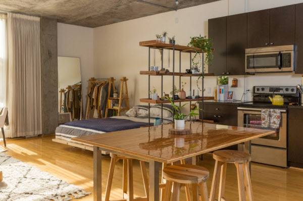 거실 옆에 붙은 침실과 주방. /laurenedith.com