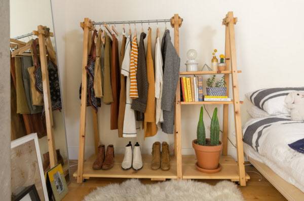 침대 옆에 놓인 원목 행거. /laurenedith.com