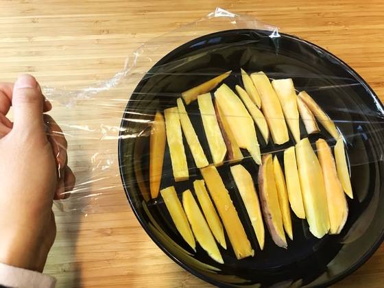 접시에 잘라놓은 고구마를 담고 비닐랩을 씌운다. 이때도 비닐랩 위에 포크나 가위로 구멍을 뚫는다.