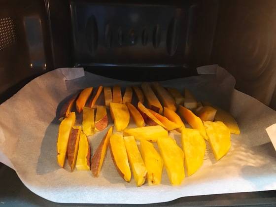 회전접시를 전자레인지 안에 다시 잘 끼운다.