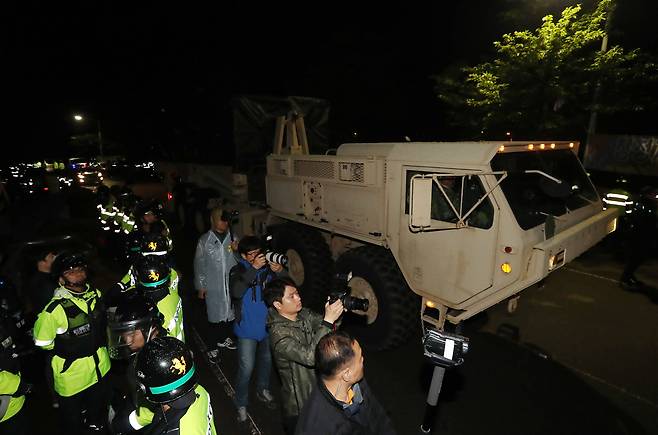 26일 오전 경북 성주군 성주골프장으로 사드(THAAD·고고도미사일방어체계) 관련 장비를 실은 트레일러가 들어가고 있다. [연합뉴스]