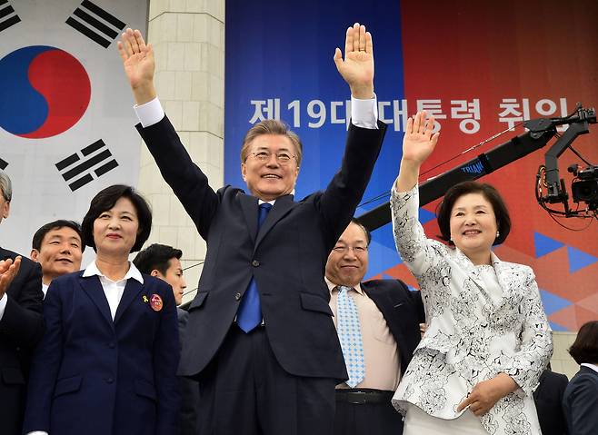 문재인 대통령과 김정숙 여사가 10일 서울 여의도 국회 로텐더홀에서 제19대 대통령 취임식을 마치고 국회를 떠나며 환영하는 시민들에게 손을 들어 인사하고 있다. 청와대사진기자단