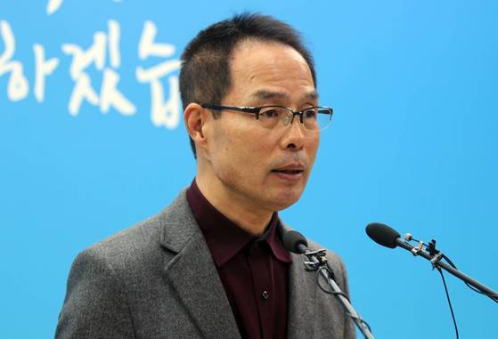 더불어민주당 당원 오영환씨가 9일 오전 충남도청 브리핑룸에서 6·13 지방선거 충남지사 선거에 출마한 박수현 전 청와대 대변인의 불륜 의혹을 제기하고 있다. [사진 연합뉴스]