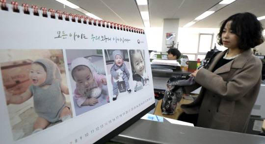 저출산과 일·생활 균형이 사회적 관심사가 되면서 유연근무제를 도입하는 공공기관과 기업들이 갈수록 늘어나고 있다. 교육부가 지난 1월부터 시행 중인 ‘자녀돌봄 10시 출근제’에 따라 교육부 공무원이 오전 10시 정부세종청사로 출근하고 있다.  뉴시스