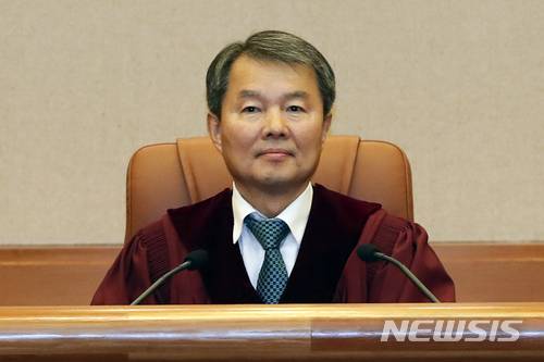 【서울=뉴시스】최진석 기자 = 이진성 헌법재판소장이 지난해 11월30일 오후 서울 종로구 헌법재판소 대심판정에서 열린 11월 심판사건 선고를 위해 자리에 앚아 있다. 2017.11.30. myjs@newsis.com