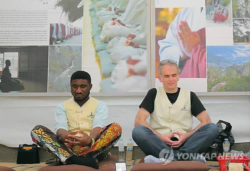 양반다리를 한 외국인들. [연합뉴스 자료사진]