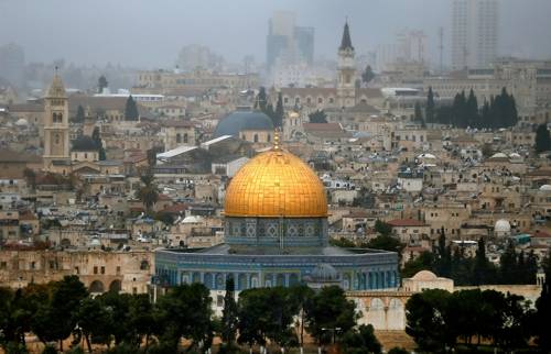 황금돔(바위의 돔) 사원이 두드러지는 동예루살렘 전경