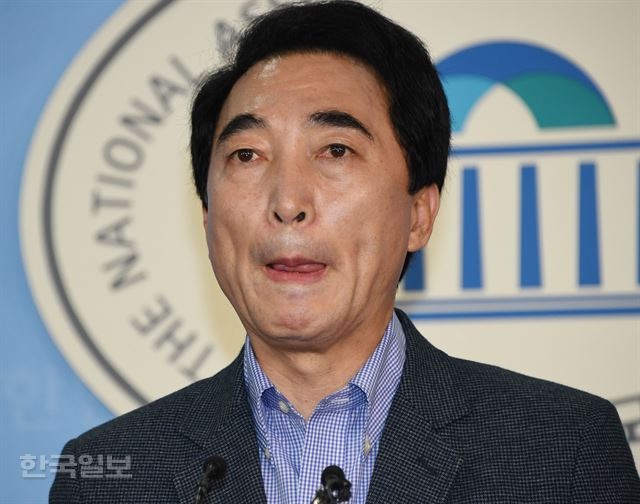 자신에 대한  불륜의혹과 부정청탁에 대한 입장 표명 중 전 아내에 대한 설명 도중 북받치는 감정을 추스르며 입을 다물고 있다. 오대근기자 inliner@hankookilbo.com