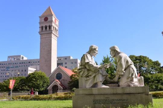 세종대학교·세종사이버대학교(총장 신 구)는 세종대 공대가 영국 글로벌 대학평가 기관인 QS(Quacquarelli Symonds)가 최근 발표한 '2018 세계대학평가 학과별 순위'에서 국내 9위, 세계 242위를 차지했다고 12일 밝혔다. 세종대 캠퍼스 전경. 세종대 제공