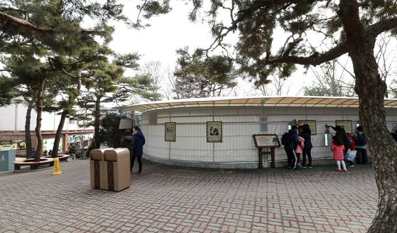 용인 에버랜드 통키 사육장 외부모습. 북극곰 사육장 전체가 커다란 흰색 가림막으로 둘러쳐 있다. 관람객들은 작은 창을 통해 통키를 볼 수 있다. 최승식 기자