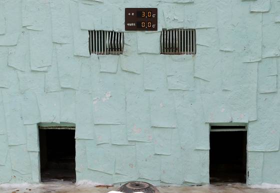 통키가 살고 있는 내실과 물의 온도를 알려주는 표시가 상단에 보인다.