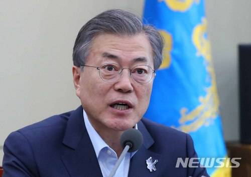 【서울=뉴시스】전신 기자 = 문재인 대통령이 12일 청와대 여민관에서 열린 수석보좌관회의에서 모두발언하고 있다. 2018.03.12.   photo1006@newsis.com