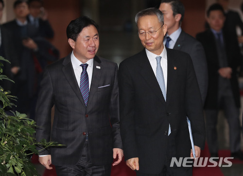 김영춘 해양수산부 장관(왼쪽)과 백운규 산업통상자원부 장관. /사진=뉴시스