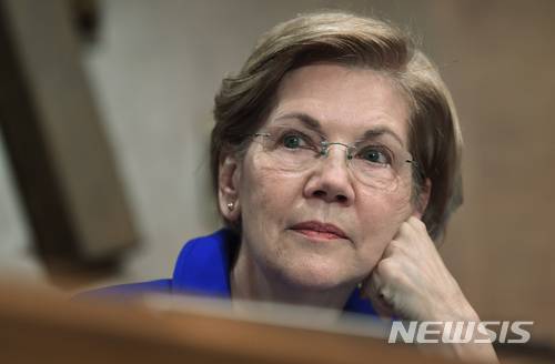 【워싱턴=AP/뉴시스】2017년 12월5일 워싱턴 의회에서 열리는 상원 금융위원회 회의에 엘리자베스 워런 상원의원이 참석하고 있다.  2018.03.12