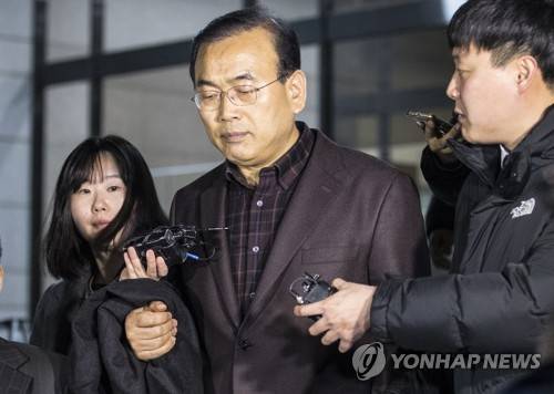 조사 마친 박영준 전 차관 (서울=연합뉴스) 윤동진 기자 = 12일 새벽 검찰 조사를 마친 박영준 전 지식경제부 차관이 서초구 서울중앙지검을 나서고 있다. 2018.3.12      mon@yna.co.kr