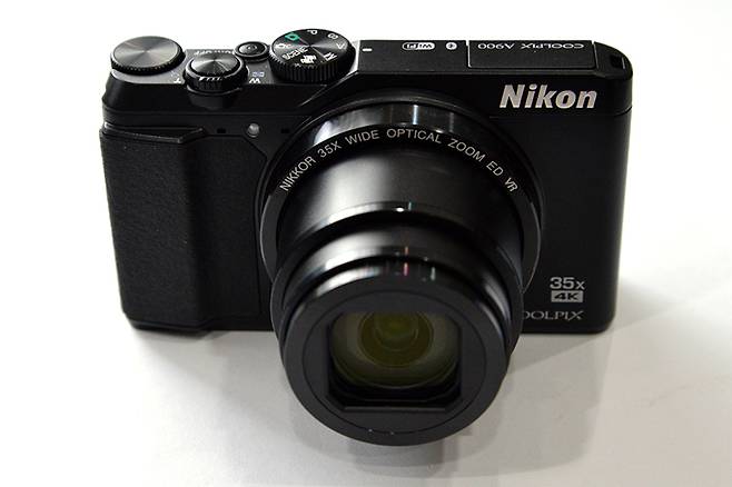 니콘 쿨픽스 A900.