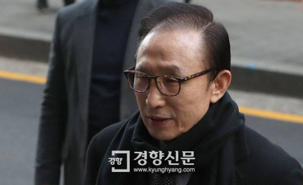 지난 1월 17일 오후 이명박 전 대통령이 검찰의 특수활동비 수사와 관련된 입장을 발표하기 위해 서울 강남구 삼성동 사무실로 들어가고 있다. 권도현 기자