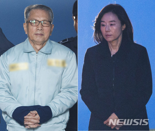 【서울=뉴시스】김선웅 기자 =  박근혜 정부의 문화와 예술계 '블랙리스트' 사건 2심 선고 공판이 열린 지난 1월23일 서울 서초동 서울고법에 김기춘 전 대통령 비서실장(왼쪽)과 조윤선 전 청와대 정무수석이 각각 2심 선고를 받고 법원을 나서고 있다. 2018.01.23.  mangusta@newsis.com