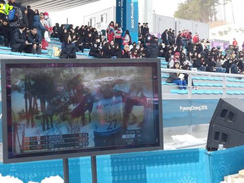 장애인 크로스컨트리 스키 남자 20km 프리 입식에 이은 20km 시각장애 경기가 펼쳐지는 동안에도 관중들은 자리를 지키며 최선을 다하는 선수들을 응원했다.