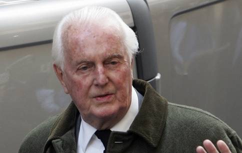 프랑스 패션 디자이너 위베르 드 지방시가 2007년 6월 4일 프랑스 파리의 한 교회를 나서고 있다. 사진=AP/뉴시스