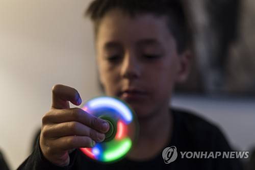 피제스피너를 갖고 노는 어린이 [EPA=연합뉴스 자료사진]